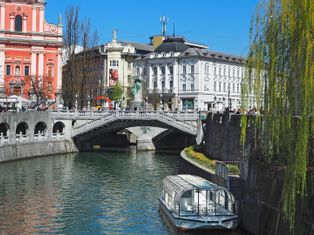 Blick über den Fluß auf die Altstadt von Ljubljana