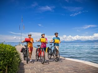 Radfahrer schieben Fahrrad und genießen Aussicht