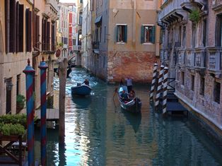Gondeln am Canale in Venedig