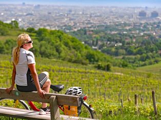 Radfahrerin genießt Sonne in Weingarten