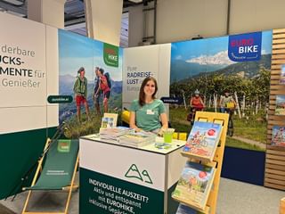 Reisespezialistin neben unserem Messestand