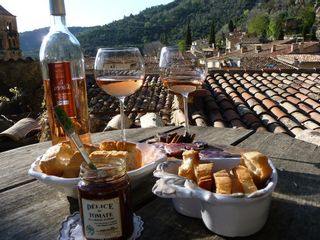 Essen über den Dächern in der Provence