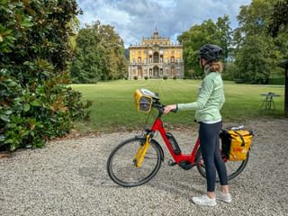 Cyclist standing in front of Villa Torrigiani