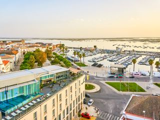 Blick auf den Hafen und das Hotel Faro & Beach Club