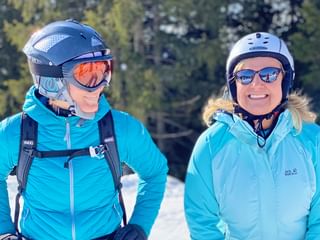 Zwei Skifahrer lachen in die Kamera