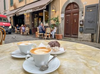 Italienischer Kaffee mit Nachspeise