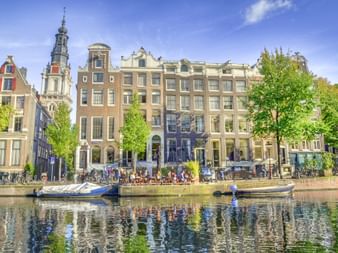 Sicht auf Gebäude in Amsterdam am Kanal