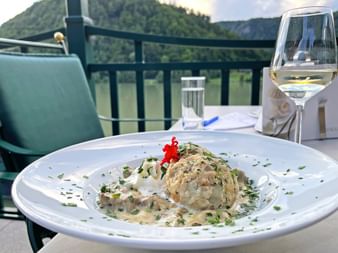 Donauradweg Knoedel und Glas Wein