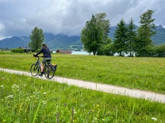 Cyclists in Blinklingmoos on Lake Wolfgang