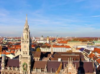 Blick von oben auf das Münchner Rathaus