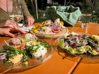 Traditionelle Jause bei Heurigem