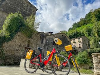 Eurobike Leihräder vor traditionellen Steinhäusern