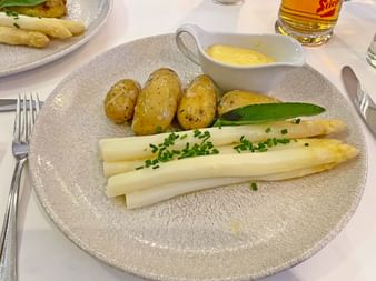 Spargel mit Kartoffeln und Sauce Hollandaise