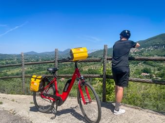 Rotes Leihrad in Poggio Mirteto