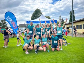 Group photo with cheering runners