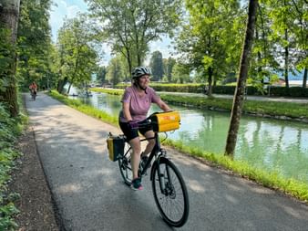 Radfahrerin radelt am Lorettoweg nach Klagenfurt