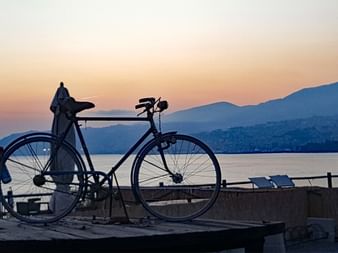 Fahrrad an der Küste in San Remo