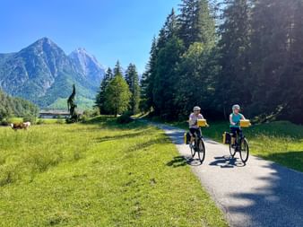 Cyclists on the Tauern cycle path in Lofer