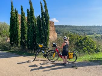 Radfharerin in Manacor blickt in die Ferne