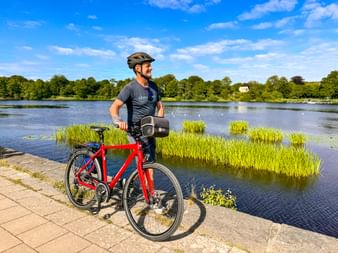 Radfahrer am Ufer