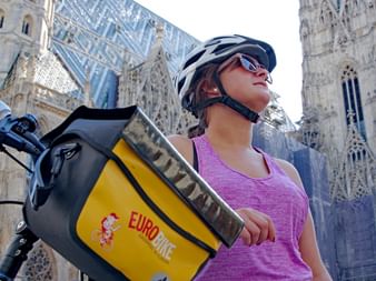 Radfahrerin mit Eurobike-Tasche vor Stephansdom