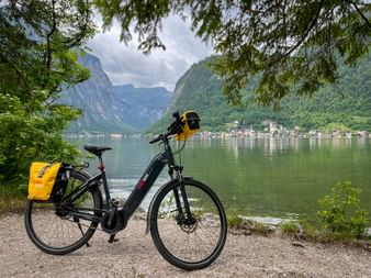 Rental bike, Hallstatt in the background