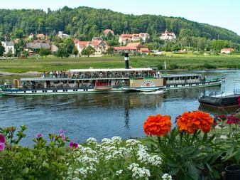 Schiff auf der Elbe