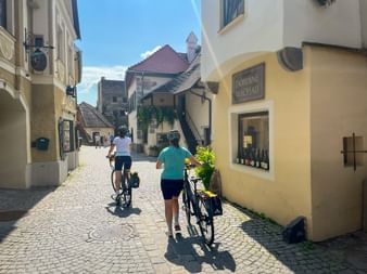 Radfahrerinnen im Ort Dürnstein