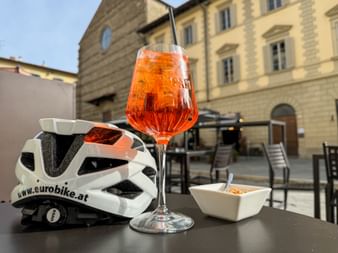 Radhelm und Aperol in Arezzo