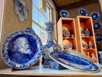 Ausstellung traditioneller Delfter Blau Keramik bei Heinen Delfts Blauw in Delft mit Ziertellern, Vasen und kunstvollen Stücken in Blau und Weiß.