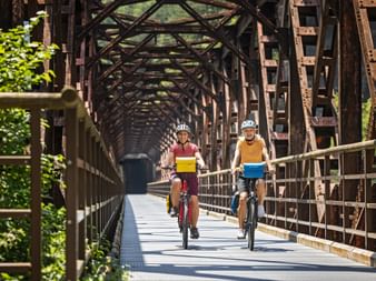 Zwei Radfahrerinnen auf der Ponte di Ferro im Kanaltal