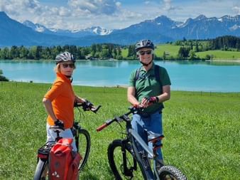 Paar vor dem Ausblick auf den See