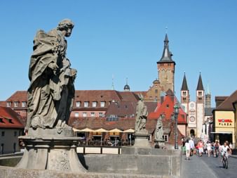 Blick von der alten Mainbrücke auf Würzburg