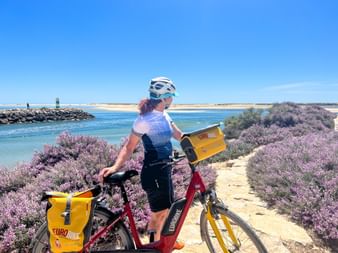 Radfahrerin in Vila Real de Santo Antonio