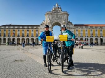 Happy couple in front of Praça do Comércio in Lisbon