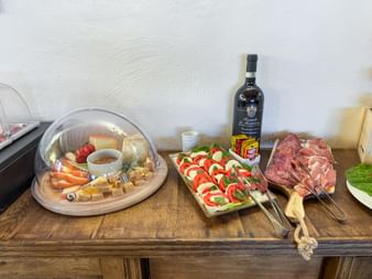 Frühstücksbuffet mit Käse, Wurst, Caprese in Radda