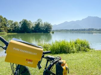 Gelbe Eurobike Lenkertasche vor dem Forggensee