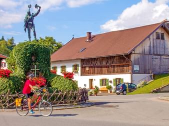 Radfahrer in Eschenlohe am Dorfplatz