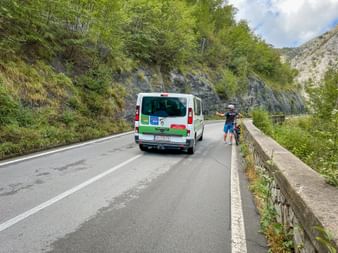 Eurobike Bus mit Radfahrer beim Gepäcktransfer