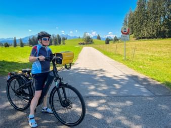 Aktivurlauberin mit Leihrad in Rieden