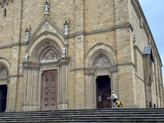 Nahaufnahme Radfahrer bei Kathedrale in Arezzo