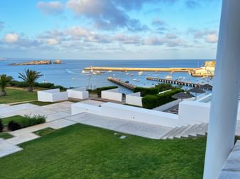 Aussicht von Terrasse an der Algarve auf das Meer