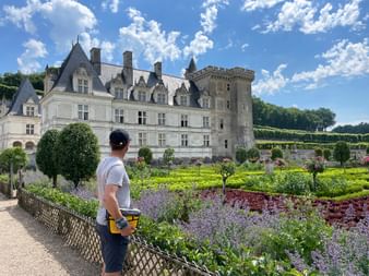 Radler blickt auf den prächtigen Schlossgarten von Villandry