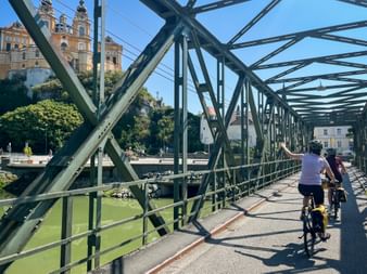 Brücke mit Stift Melk im Hintergrund