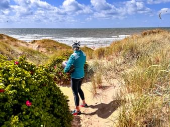 Strandpause in Falkenberg, Aktivurlauberin genießt die Auszeit am Meer