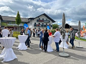 Arrival of the guests in front of the company headquarters in Obertrum