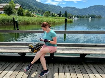 Radfahrerin mit Reiseunterlagen am Ossiacher See