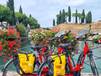 Zwei Eurobike-Fahrräder lehnen an der Brücke Peschiera