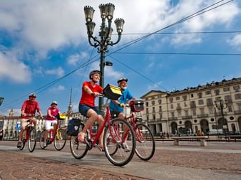 Gruppe Radfahrer auf der Piazza Vittorio Veneto in Turin