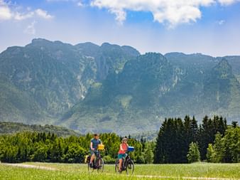 Radfahrer am Fuße des Untersbergs in Salzburg Radfahrer am Fuße des Untersbergs in Salzburg